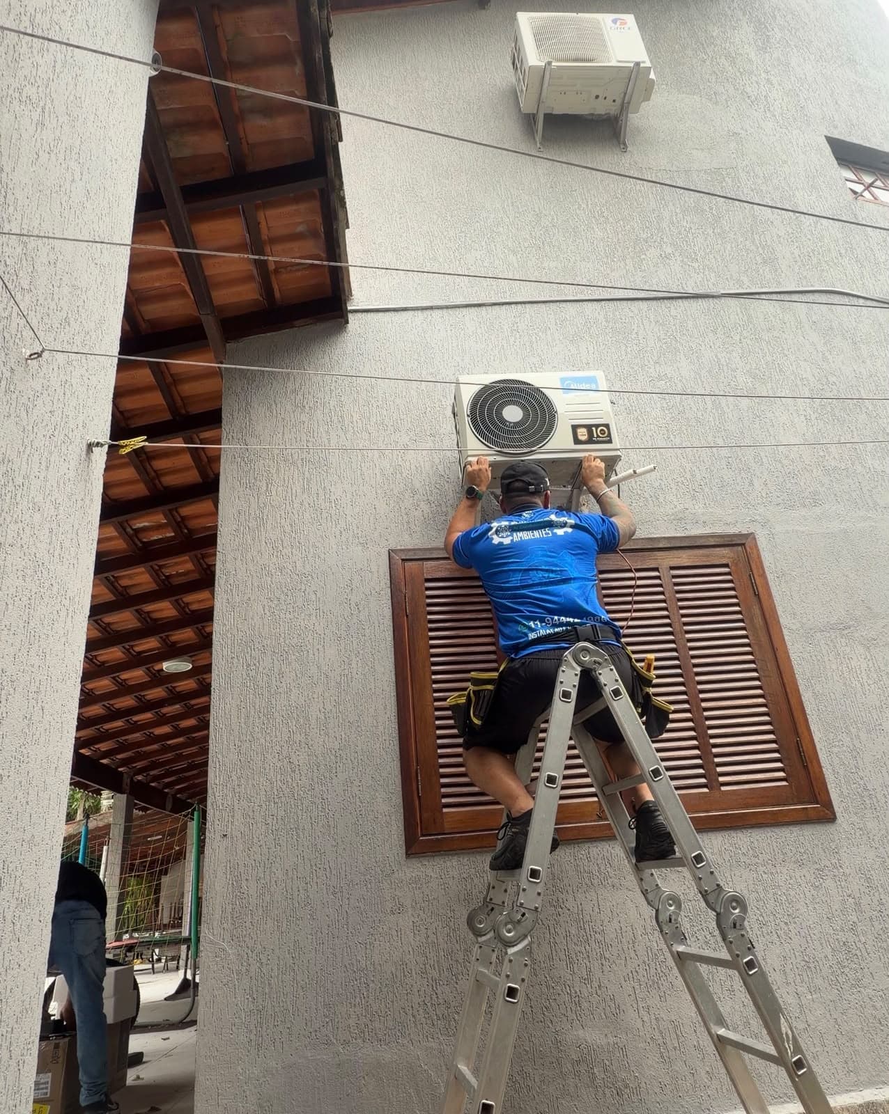 Técnico da Climatizar trabalhando em unidade externa de ar-condicionado